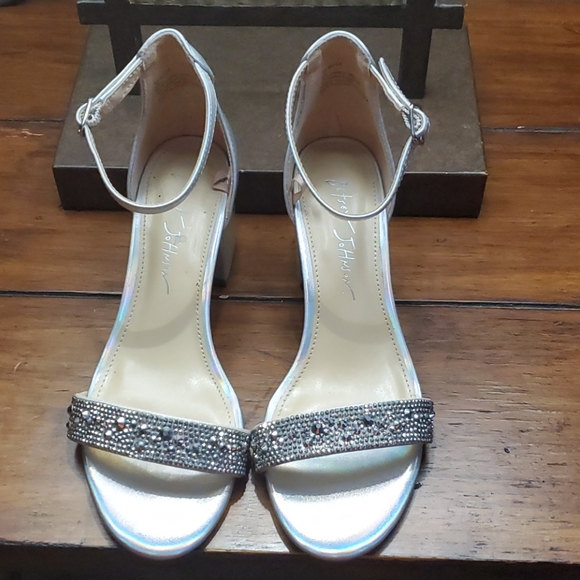 Betsey Johnson Sz 6M Silver - Picture 1 of 8